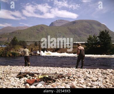 Ecosse, Highlands. Pêche au saumon sur la rivière Lochy avec Ben Nevis en arrière-plan. Vers 1980. Photo de la collection Tony Henshaw/Tom Parker Numérisé à partir d'une transparence originale de 5'x4' à partir d'une archive unique et étonnante de la photographie originale des îles britanniques par le photographe Tom Parker. © World copyright. Banque D'Images