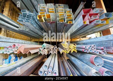 Vue rapprochée grand angle des barres en aluminium et des tuyaux en acier pour la vente dans un magasin de quincaillerie aux Philippines, en Asie Banque D'Images