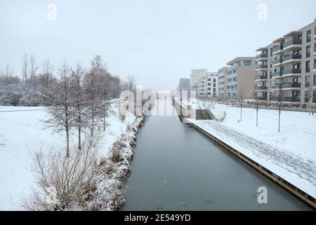 Le magnifique port couvert de neige dans le quartier Neulindenau de Leipzig en hiver, avec des sentiers glacés et de la rivière. Banque D'Images