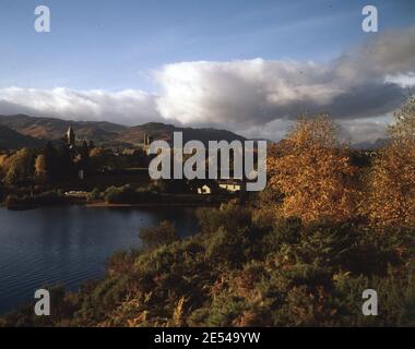 Écosse, Invernessshire. Automne par Loch Ness, fort Augustus. L'abbaye bénédictine a été construite sur les ruines du fort Augustus. Photo de la collection Tony Henshaw/Tom Parker Numérisé à partir d'une transparence originale de 5'x4' à partir d'une archive unique et étonnante de la photographie originale des îles britanniques par le photographe Tom Parker. © World copyright. Banque D'Images