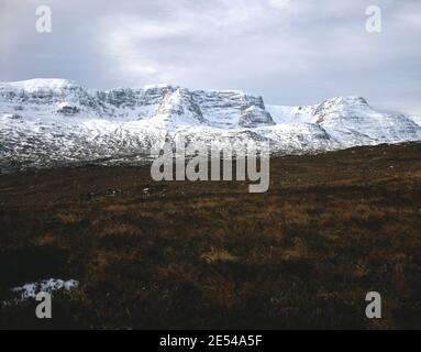 Écosse. Ross. Les falaises glaciales de Beinn Bhan vues depuis le Col de Cattle. Il n'y a pas eu de chemin de passage pour APPLECROSS. Vers 1980. Photo de la collection Tony Henshaw/Tom Parker Numérisé à partir d'une transparence originale de 5'x4' à partir d'une archive unique et étonnante de la photographie originale des îles britanniques par le photographe Tom Parker. © World copyright. Banque D'Images