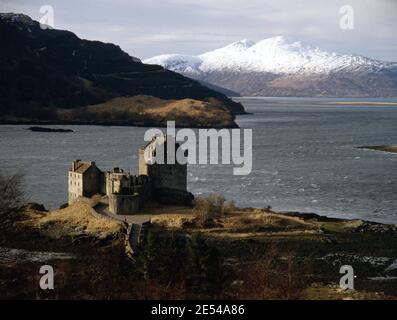 Ecosse, Skye. Loch Alsh avec le château d'Eilean Donan. Les collines enneigées de Skye se trouvent à proximité de KyleRea. Vers 1982. Photo de la collection Tony Henshaw/Tom Parker Numérisé à partir d'une transparence originale de 5'x4' à partir d'une archive unique et étonnante de la photographie originale des îles britanniques par le photographe Tom Parker. © World copyright. Banque D'Images