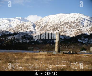 Ecosse, Inverness-shire. Milieu de l'hiver à Glenfinnan, avec les collines dans la neige. Le monument à la montée de la norme en 1745 éclairé par la faible lumière du soleil d'hiver lors d'une courte journée d'hiver. Vers 1977. Photo de la collection Tony Henshaw/Tom Parker Numérisé à partir d'une transparence originale de 5'x4' à partir d'une archive unique et étonnante de la photographie originale des îles britanniques par le photographe Tom Parker. © World copyright. Banque D'Images