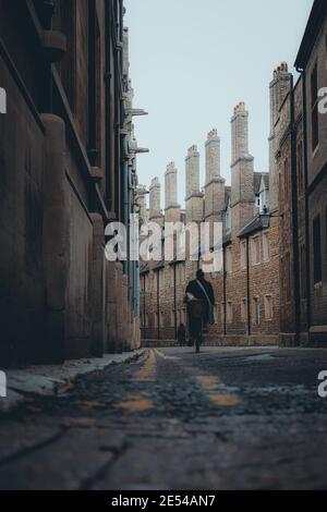 Sombre moody hiver atmposhere dans Trinity Lane, étroite célèbre rue dans le centre de la ville de Cambridge. Universités communicantes, destination touristique célèbre Banque D'Images