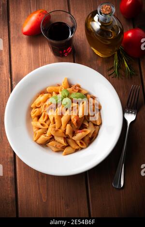 Plat de pâtes de penne de mezze avec sauce bolognèse, cuisine italienne Banque D'Images