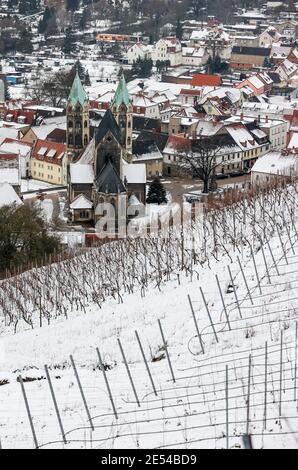 Freyburg, Allemagne. 26 janvier 2021. Vue sur la petite ville enneigée avec l'église de la ville Saint-Marien entre les vignobles de la vallée de l'Unstrut. Credit: Jan Woitas/dpa-Zentralbild/dpa/Alay Live News Banque D'Images