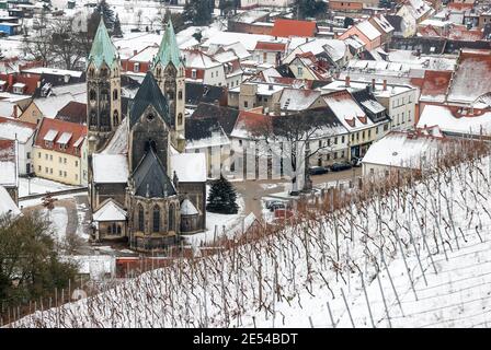 Freyburg, Allemagne. 26 janvier 2021. Vue sur la petite ville enneigée avec l'église de la ville Saint-Marien entre les vignobles de la vallée de l'Unstrut. Credit: Jan Woitas/dpa-Zentralbild/dpa/Alay Live News Banque D'Images