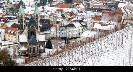 Freyburg, Allemagne. 26 janvier 2021. Vue sur la petite ville enneigée avec l'église de la ville Saint-Marien entre les vignobles de la vallée de l'Unstrut. Credit: Jan Woitas/dpa-Zentralbild/dpa/Alay Live News Banque D'Images