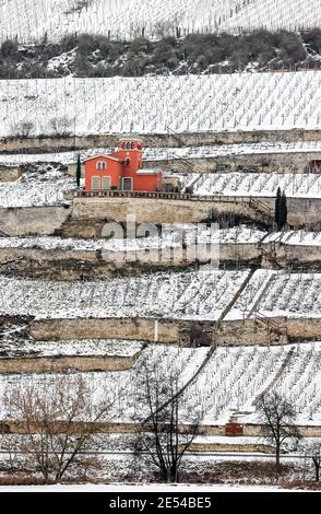 Freyburg, Allemagne. 26 janvier 2021. Un cottage de vignoble rouge se trouve dans les vignobles enneigés de la vallée d'Unstrut. Credit: Jan Woitas/dpa-Zentralbild/dpa/Alay Live News Banque D'Images