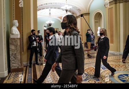 Washington, DC, États-Unis. 25 janvier 2021. (G-D) les responsables de la destitution Représentant des États-Unis Ted Lieu (démocrate de Californie), délégué à la Chambre des représentants des États-Unis Stacey Plaskett (démocrate des îles Vierges), Et la Représentante des États-Unis Madeleine Dean (démocrate de Pennsylvanie) quitte la salle du Sénat après avoir fait passer l'article de destitution au Sénat américain à Washington, DC, le lundi 25 janvier 2021. Crédit: Melina Mara/Pool via CNP/Media Punch/Alay Live News Banque D'Images