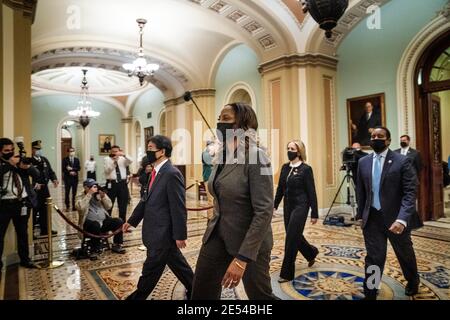 Washington, DC, États-Unis. 25 janvier 2021. (G-D) les responsables de la mise en accusation Représentant des États-Unis Ted Lieu (démocrate de Californie), délégué à la Chambre des représentants des États-Unis Stacey Plaskett (démocrate des îles Vierges), Représentant des États-Unis Joe Neguse (démocrate du Colorado) et Représentant des États-Unis Madeleine Dean (démocrate de Pennsylvanie) Quittez la parole du Sénat après avoir fait passer l'article de destitution au Sénat américain à Washington, DC, le lundi 25 janvier 2021. Crédit: Melina Mara/Pool via CNP/Media Punch/Alay Live News Banque D'Images