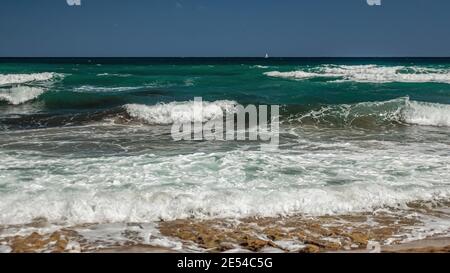 Vagues avec vue sur le ciel et la mer Banque D'Images