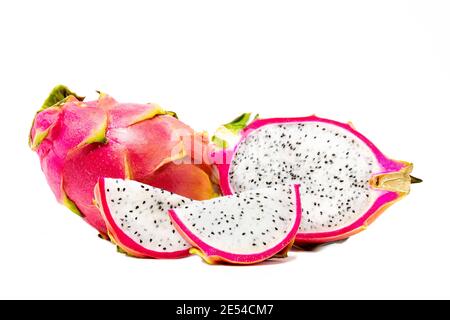 Fruits frais entiers et coupés en tranches isolés sur fond blanc près haut Banque D'Images