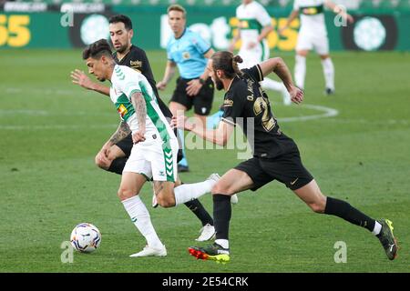 Emiliano Rigoni d'Elche CF, Sergio Busquets et Oscar Mingueza du FC Barcelone en action pendant le championnat d'Espagne la Liga football match entre Elche CF et FC Barcelone le 24 janvier 2021 au stade Martinez Valero à Elche, Alicante, Espagne - photo Irina R Hipolito / Espagne DPPI / DPPI / LiveMedia Banque D'Images