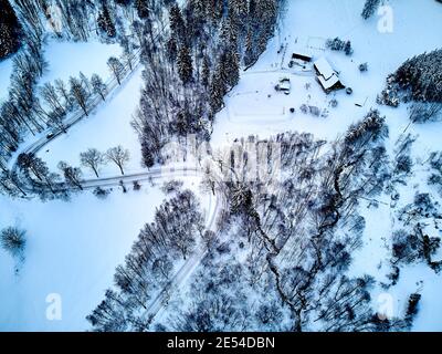 Magnifique vue panoramique de drone aérienne sur un paysage d'hiver dans les montagnes Stolowe pendant une chute de neige. Parc national des montagnes Stolowe, Pologne, E Banque D'Images