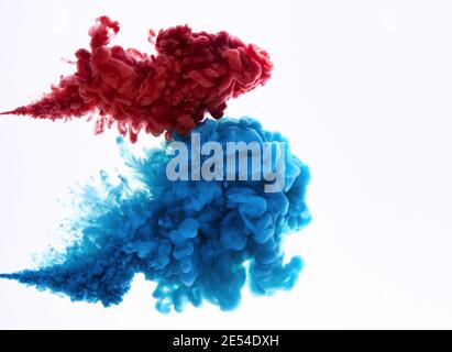 Gros plan de l'encre couleur acrylique rouge et bleu couleurs isolées sur fond blanc Banque D'Images