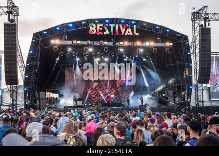 Vue générale de la scène du château pendant que l'homme Rag'n'Bone se produit en direct sur scène au festival Besal 2017 au château de Lulworth - Wareham. Banque D'Images