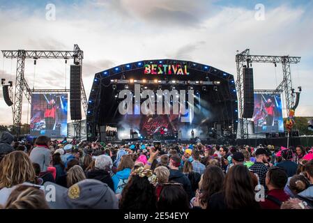 Vue générale de la scène du château pendant que l'homme Rag'n'Bone se produit en direct sur scène au festival Besal 2017 au château de Lulworth - Wareham. Banque D'Images