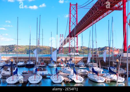 Port avec yachts à Lisbonne . Santo Amaro terrain de loisirs à Lisbonne . Ponte 25 de Abril Banque D'Images