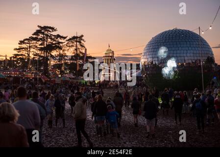 Vue générale du site du château de Lulworth pendant que le soleil se couche au festival Bestival 2017 au château de Lulworth - Wareham. Banque D'Images