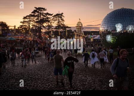 Vue générale du site du château de Lulworth pendant que le soleil se couche au festival Bestival 2017 au château de Lulworth - Wareham. Banque D'Images