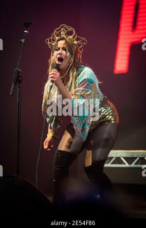 L'église de Charlotte exécute son donjon pop de fin de nuit en direct au festival Bestival 2017 au château de Lulworth - Wareham. Banque D'Images