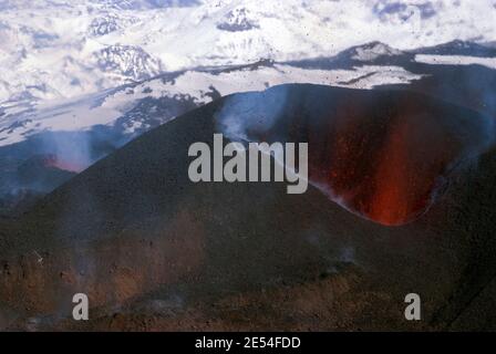 Éruption du volcan Eyjafjallajokull et du cône de cendre nouvellement construit, sud de l'Islande | AUCUN | Banque D'Images