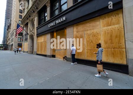 LE magasin COLE HAAN de Midtown Manhattan est monté à bord du stocker les fenêtres Banque D'Images