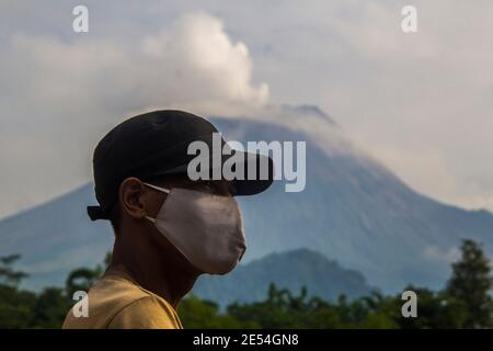 Sleman, YOGYAKARTA, INDONÉSIE. 26 janvier 2021. Les gens utilisent des masques pour se protéger contre le virus corona dans le contexte du Mont Merapi, le mardi 26 janvier 2021. L'Indonésie rapporte que plus d'un million de personnes ont contracté le virus corona et plus de cas que tout autre pays d'Asie du Sud-est. Credit: Slamet Riyadi/ZUMA Wire/Alamy Live News Banque D'Images