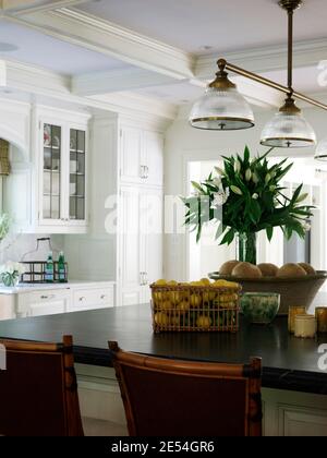 Bar à petit-déjeuner avec paniers de fruits et fleurs coupées dans Shelley Morris conçu de style colonial résidence à New Canaan, Connecticut, États-Unis Banque D'Images