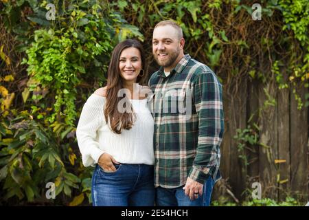 Un jeune couple de la trentaine est à l'extérieur Banque D'Images
