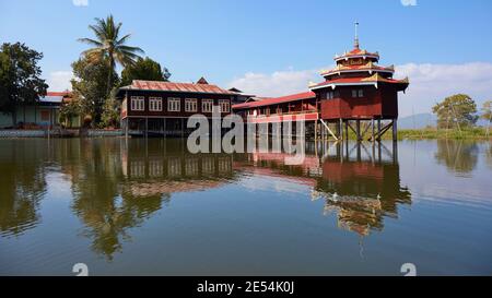 Monastère de Nga Phe Kyaung, vue depuis le lac Inle, Myanmar. Banque D'Images