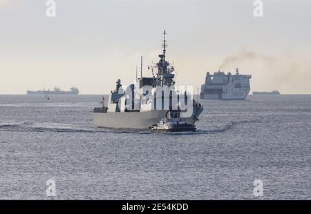 Le remorqueur EST une ESCORTE GÉNÉREUSE de la frégate de la Marine royale du Canada, le NCSM TORONTO (FFH333) à travers les eaux du Solent Banque D'Images