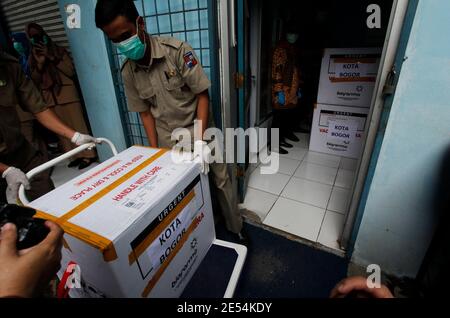 Bogor, Indonésie. 26 janvier 2021. Les travailleurs déchargent les vaccins Sinovac Biotech Ltd. En tant que partenaire de la société publique PT Biofarma pour le coronavirus COVID-19 d'un camion à un entrepôt frigorifique de vaccins à Bogor Regional public Health à Bogor, West Java, Indonésie, le 26 janvier 2021. Comme l'Indonésie a passé plus d'un million de cas de coronavirus COVID-19, 820,356 a repris mardi, et le pays lance l'une des plus grandes collectes de vaccins au monde pour réduire le taux d'infection à la hausse. (Photo par Adrian/INA photo Agency/Sipa USA) crédit: SIPA USA/Alay Live News Banque D'Images