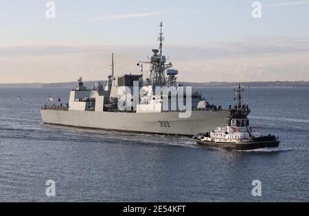 Le remorqueur EST une ESCORTE GÉNÉREUSE de la frégate de la Marine royale du Canada, le NCSM TORONTO (FFH333) dans la base navale Banque D'Images