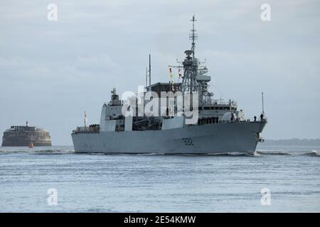 Le navire de la Marine royale du Canada NCSM VILLE DE QUÉBEC (FFH332) Approche de la base navale Banque D'Images