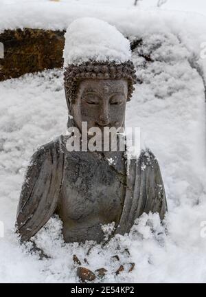 Bouddha figure dans la neige Banque D'Images