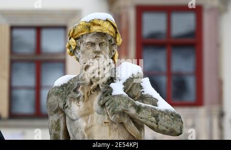 Weimar, Allemagne. 26 janvier 2021. Un peu de neige se trouve sur la tête et les épaules de Neptune, la fontaine figure sur la place du marché. En partie, elle a neigé abondamment en Thuringe. Credit: Martin Schutt/dpa-Zentralbild/dpa/Alay Live News Banque D'Images