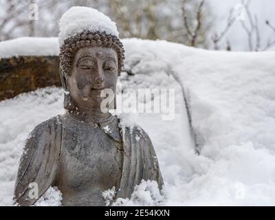Bouddha dans la neige dans un paysage d'hiver Banque D'Images