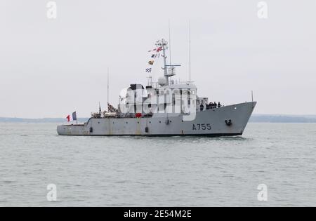 Le navire d'entraînement français FS Lion (A755) arrive pour un Courte visite de la base navale Banque D'Images