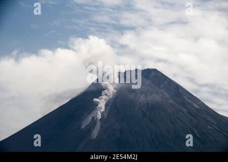 Sleman, YOGYAKARTA, INDONÉSIE. 26 janvier 2021. Mont Merapi, le volcan le plus actif d'Indonésie qui crache des nuages chauds à 1,000 mètres au sud-ouest, dans les tronçons supérieurs de la rivière Krasak et de la rivière Boyong, Pakem, Sleman, Yogyakarta, le mardi 26 janvier 2021. Le mont Merapi est l'une des montagnes les plus instables parmi plus de 120 volcans du pays. Credit: Slamet Riyadi/ZUMA Wire/Alamy Live News Banque D'Images