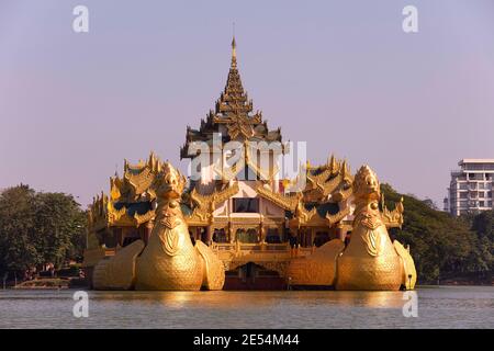 Le Palais Karaweik sur le lac de Kandawgyi, Yangon, Myanmar. Banque D'Images