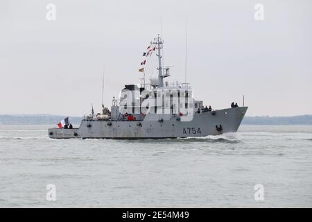 Le navire d'entraînement français FS Tigre (A754) arrive pour un Courte visite de la base navale Banque D'Images