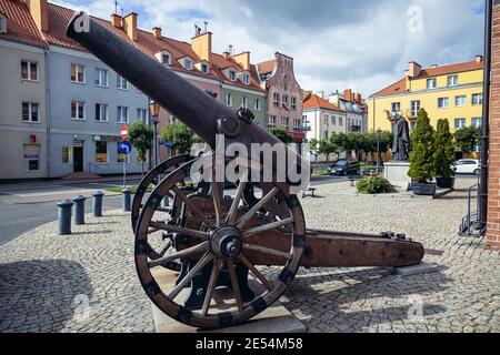 Vieux canon devant l'hôtel de ville de Morag, dans le comté d'Ostroda, dans la Voïvodeship Warmian-Masurien du nord de la Pologne Banque D'Images