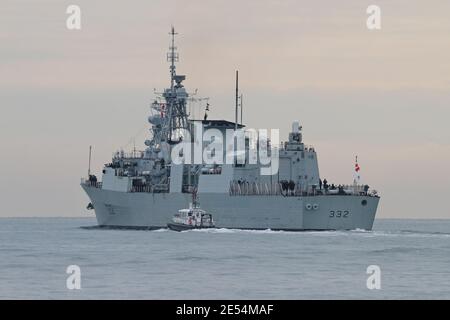 Escortés par un navire-pilote de l'Amirauté, la Marine royale du Canada Le NCSM VILLE DE QUÉBEC (FFH332) se dirige vers le Solent Banque D'Images