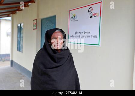 Narayanganj, Bangladesh - 20 janvier 2021 : les sans-abri avec les documents de propriété de leurs nouvelles maisons reçus du gouvernement sous le nom de Mujib Banque D'Images