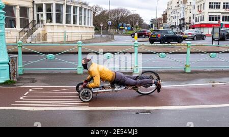 Brighton UK 26 janvier 2021 - ce chap a une nouvelle forme de transport le long du front de mer de Brighton comme les restrictions du coronavirus COVID-19 continuent en Angleterre et au Royaume-Uni : crédit Simon Dack / Alay Live News Banque D'Images