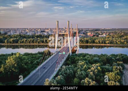 Pont Siekierkowski sur la Vistule dans la ville de Varsovie, Pologne, Goclaw dubdistrict sur backgrounn Banque D'Images