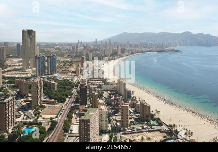 Vue aérienne de la ville de Benidorm, Alicante sur la Costa Blanca d'Espagne. Plage et horizon de Poniente Banque D'Images