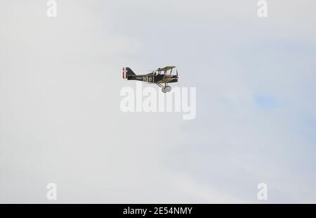 UK SCOTLAND Montrose -- Juil/août 1914 -- des officiers et des aviateurs du Royal Flying corps du 2e Escadron regardent un pilote dans un BIPLAN BE-2 peu avant eux Banque D'Images